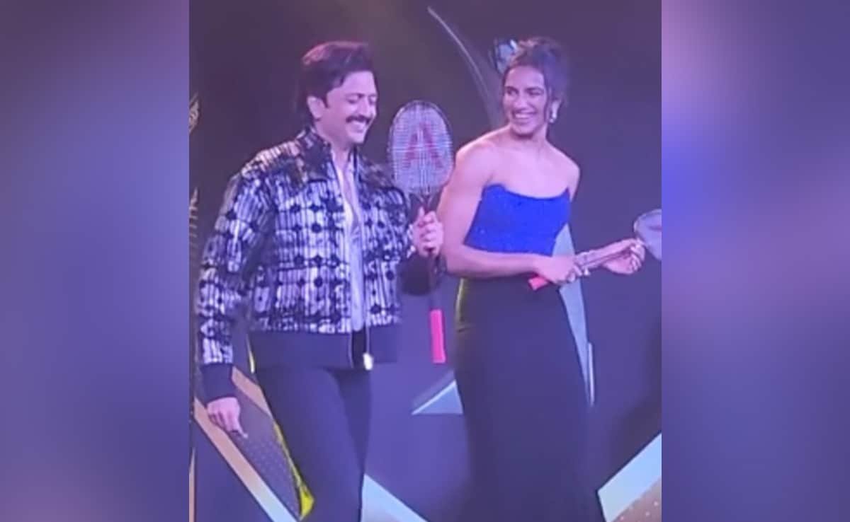 रितेश देशमुख और पीवी सिंधु भी कम नहीं, जीतेंद्र के प्रतिष्ठित गीत के लिए बैडमिंटन खेला