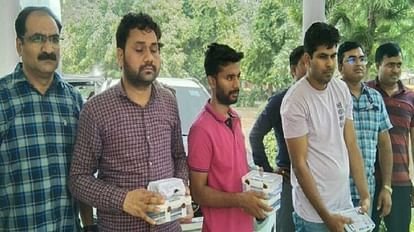 वाराणसी में एसबीआई जीवन बीमा पॉलिसी के नाम पर लाखों की ठगी करने वाले तीन जालसाजों को पुलिस ने गिरफ्तार किया है