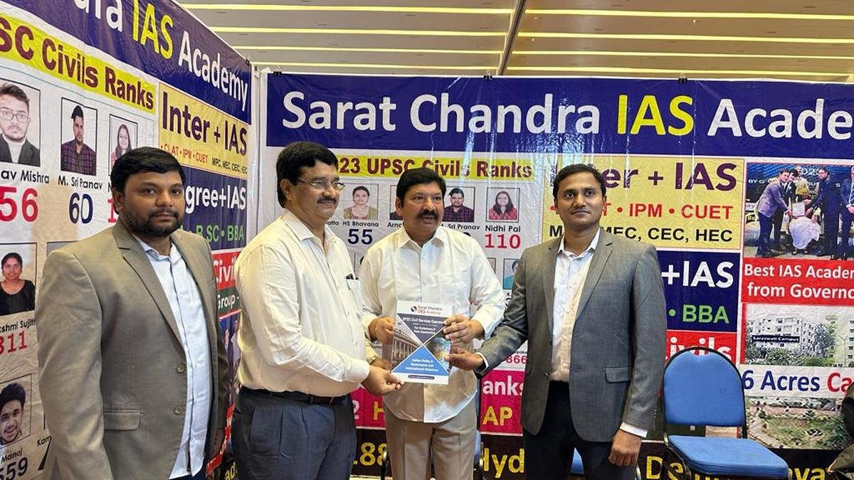 विद्यार्थियों से जीवन में ऊंचा लक्ष्य रखने का आह्वान किया