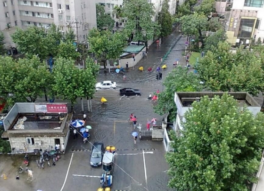 जलवायु परिवर्तन से समुद्र के स्तर में तेजी आने की उम्मीद है और शंघाई जैसे तटीय शहरों में बाढ़ के बढ़ने का सबसे अधिक खतरा है।  (कार्स्टन उलरिच द्वारा लिखित फ्लड इन शंघाई https://bit.ly/3NGwcbl पर उपलब्ध है)