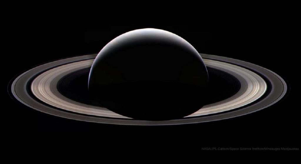 शनि ने सौर मंडल में सबसे अधिक चंद्रमाओं वाले ग्रह के रूप में अपना ताज हासिल कर लिया है, अपने साथी गैस विशाल बृहस्पति से आगे निकल जाने के कुछ ही महीनों बाद।  ग्रह के बासठ नए चंद्रमा हाल ही में खोजे गए थे, जो आधिकारिक कुल 145 तक ले गए। बृहस्पति ने फरवरी 2023 में अपने टैली में 12 चंद्रमा जोड़े और इसमें 95 मान्यता प्राप्त चंद्रमा हैं।  फोटोः नासा/जेपीएल-कालटेक/अंतरिक्ष विज्ञान संस्थान