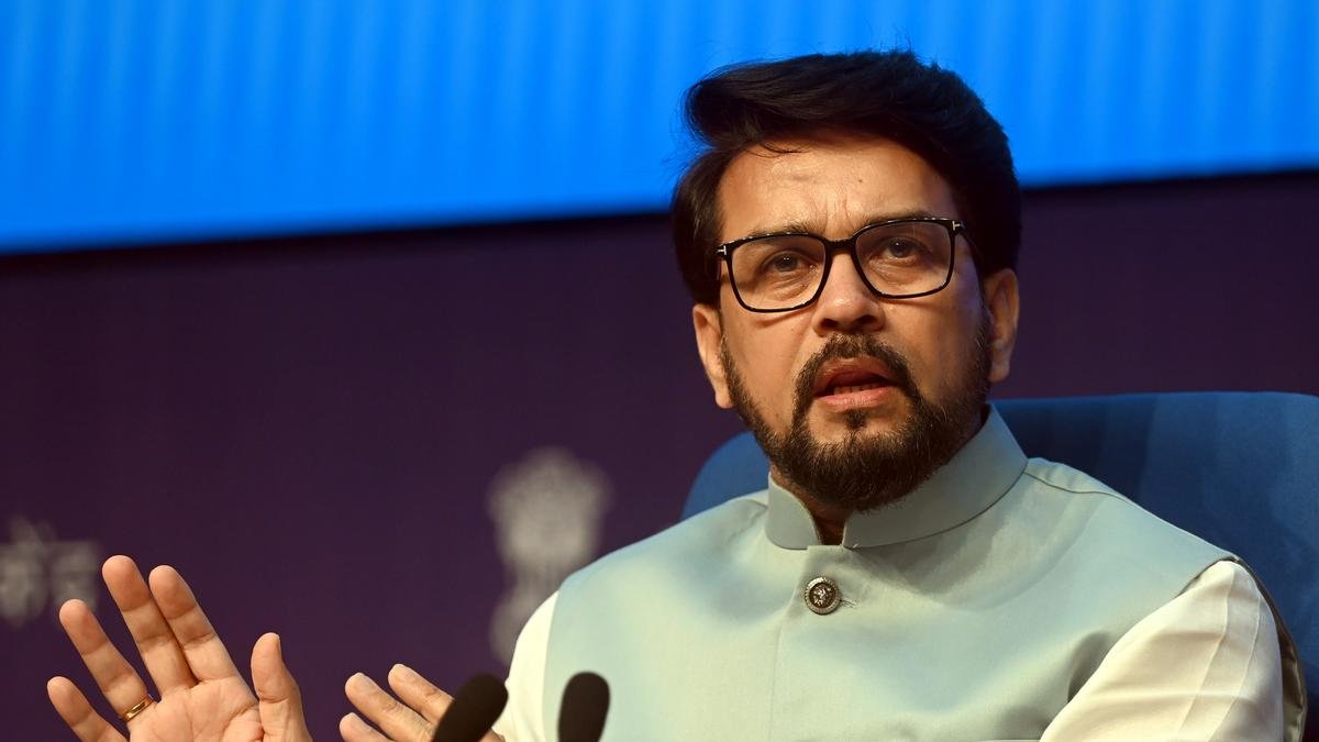 प्रदर्शनकारी पहलवानों के मुद्दे को संवेदनशील तरीके से संभाल रहा केंद्र : खेल मंत्री अनुराग ठाकुर