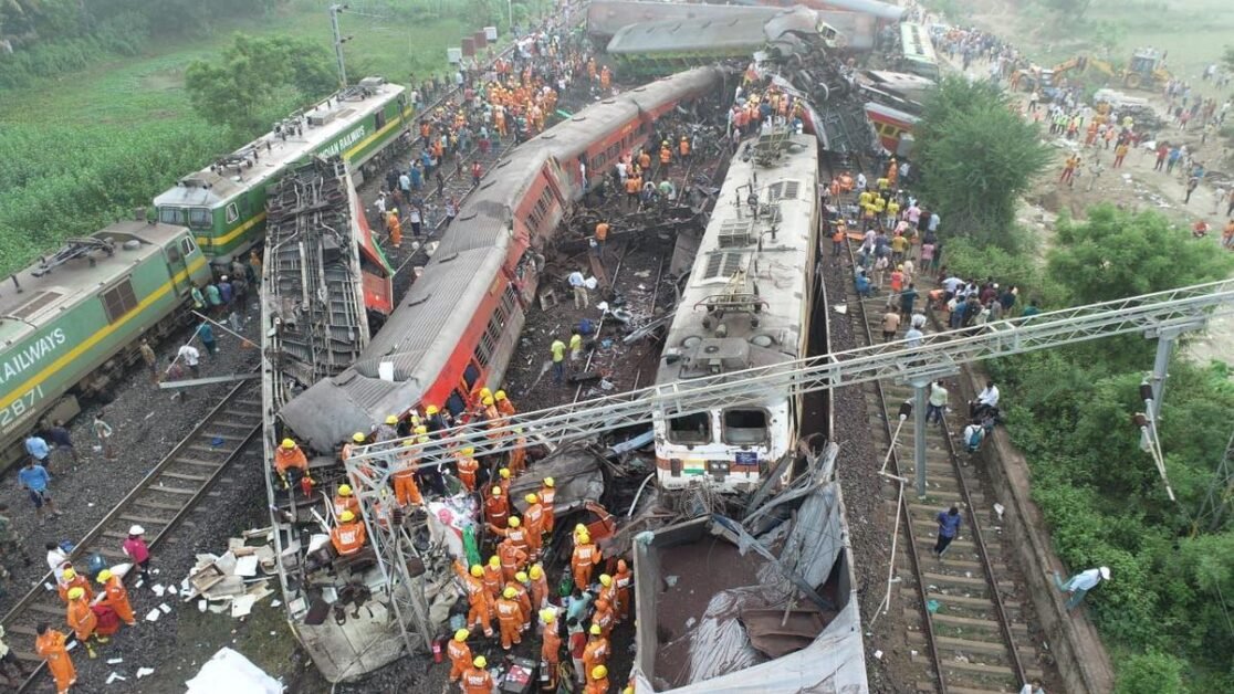 ओडिशा रेल दुर्घटना लाइव अपडेट |  रेल मंत्री अश्विनी वैष्णव का कहना है कि राहत और बचाव कार्यों पर मुख्य ध्यान दिया जा रहा है क्योंकि मरने वालों की संख्या बढ़कर 238 हो गई है