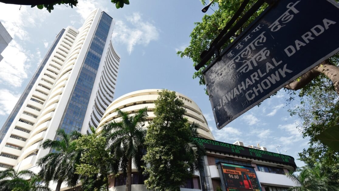सेंसेक्स 62,900 से ऊपर के साथ हरे रंग में खुला बाजार;  निफ्टी 18,609 पर