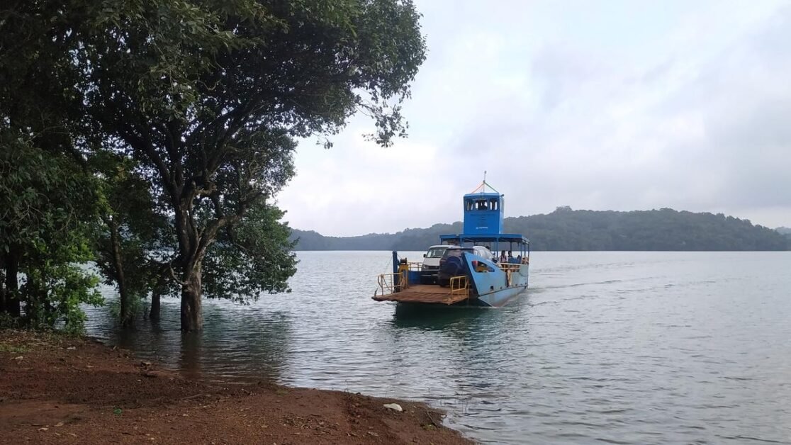 मानसून में देरी के कारण शरवती नदी के बैकवाटर में फंसे ग्रामीण