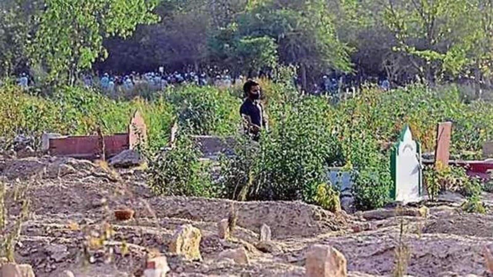 बिहार पुलिस ने कब्रिस्तान में सक्रिय शराब माफिया का भंडाफोड़ किया है