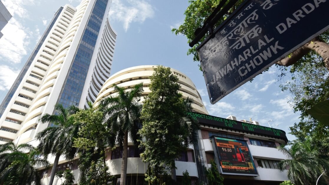 सेंसेक्स 62,800 के आसपास, निफ्टी 18,600 के स्तर पर बंद हुआ