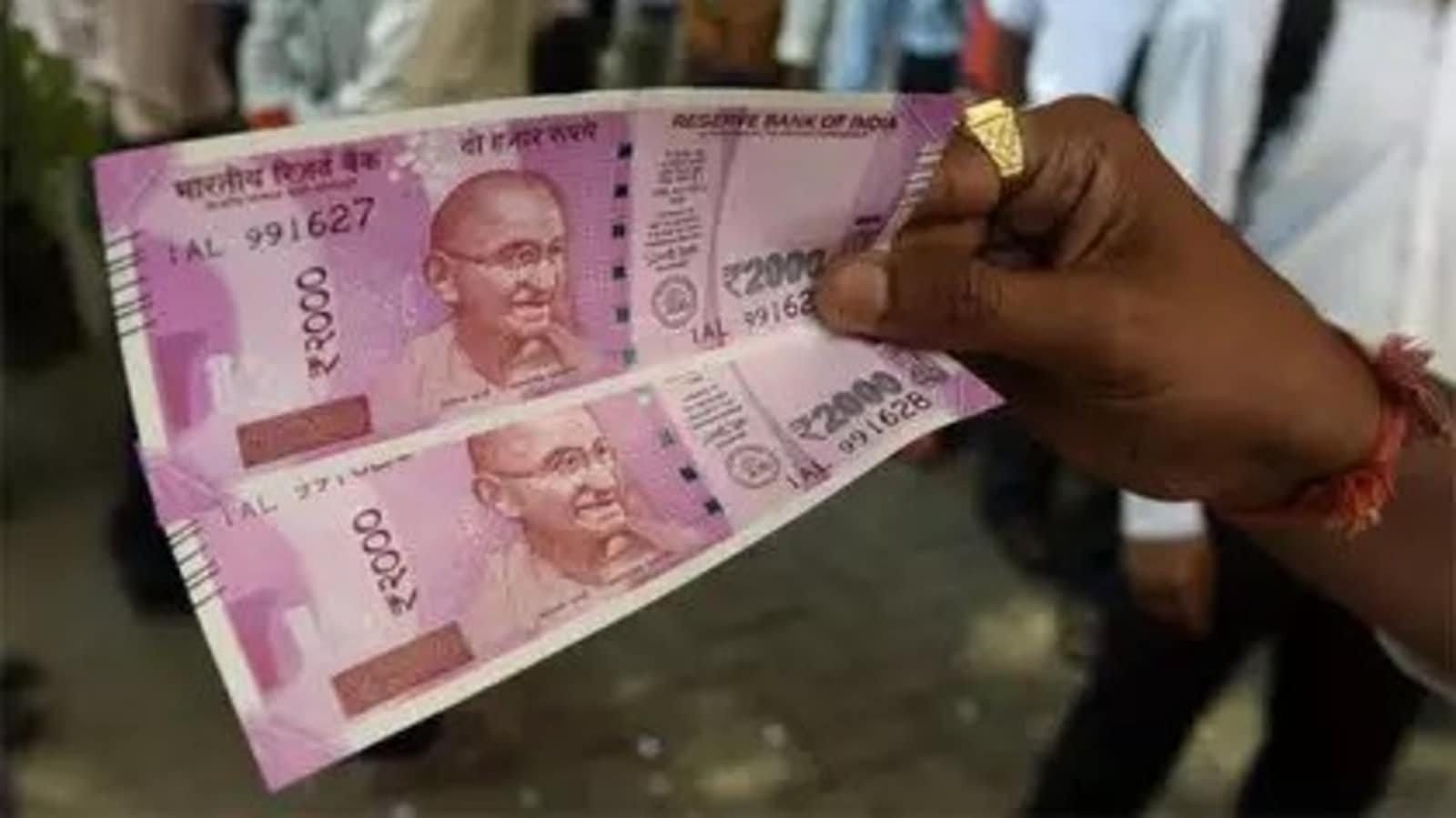 लगभग 80% लोग नोट बदलने के बजाय ₹2000 के नोट जमा करना चुनते हैं: रिपोर्ट