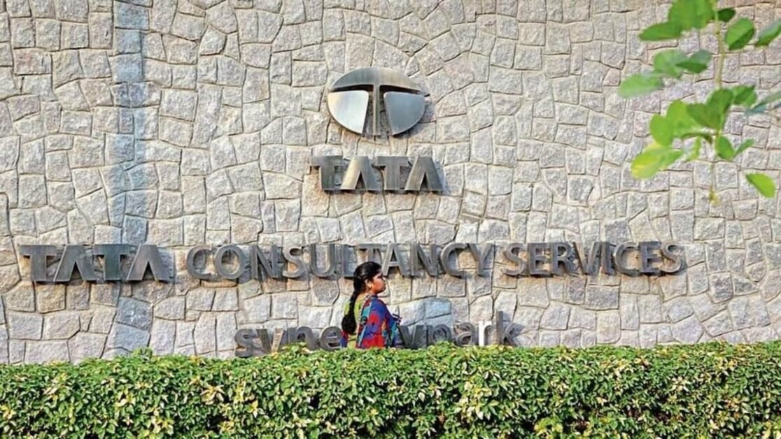महिलाओं के सबसे बड़े भर्तीकर्ता के रूप में जाने जाने वाली, TCS फर्म के WFH समाप्त होने के बाद महिला कर्मचारियों के इस्तीफे में वृद्धि देखती है