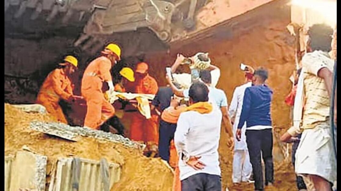बिहार: पुल की दरार में फंसे 11 साल के बच्चे को बचाया गया, मौत