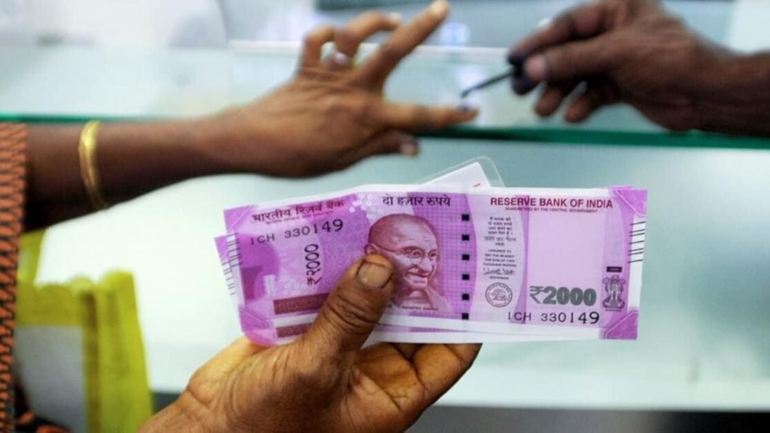 आरबीआई गवर्नर का कहना है कि निकासी के आदेश के बाद से बैंकों में वापस आए ₹2,000 के नोटों में ₹1.80 लाख करोड़