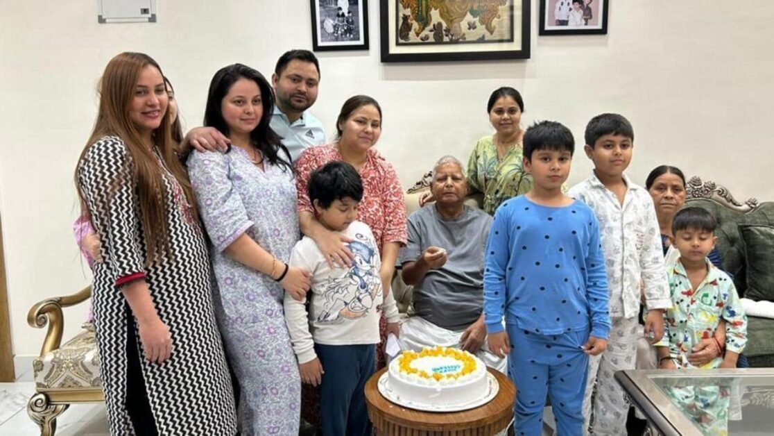 76 साल के हुए लालू;  तेजस्वी ने पिता को सामाजिक न्याय का प्रतीक बताया