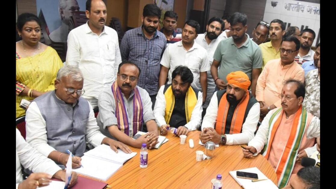 शिक्षकों ने तेज किया आंदोलन, भाजपा ने दिया समर्थन का वादा
