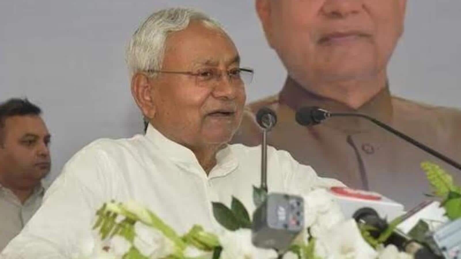 बिहार के मुख्यमंत्री नीतीश कुमार के काफिले में मॉर्निंग वॉक के दौरान घुसे बाइक सवार, हिरासत में लिए गए