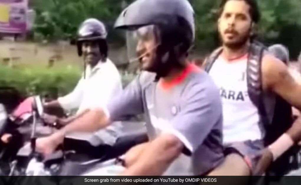 जब एमएस धोनी अपनी बाइक पर एस श्रीसंत के साथ सड़कों से गुजरे।  देखो |  क्रिकेट खबर