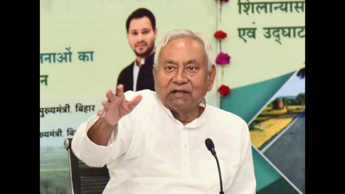 भागते हुए स्नैचरों ने नीतीश के पास उनकी बाइक को टक्कर मार दी, जिससे नीतीश बाल-बाल बच गए