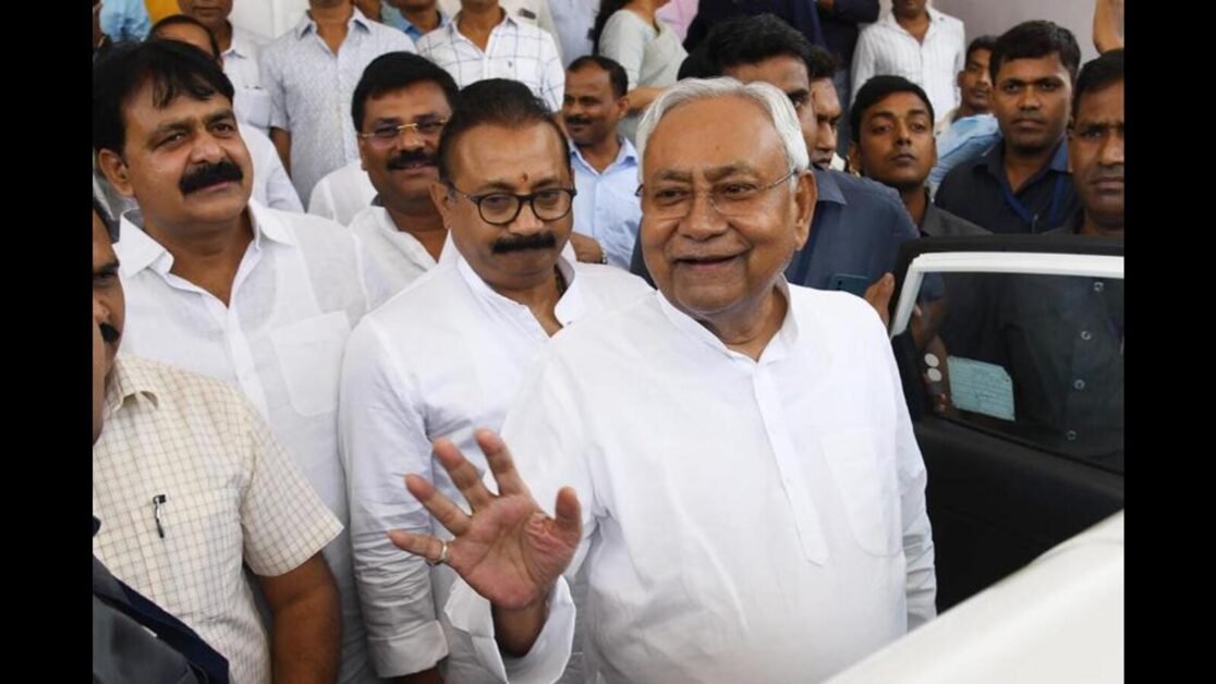 मांझी भाजपा के तिलस्मी हैं, इसलिए उनसे कहा कि विलय करो या बाहर निकलो: नीतीश