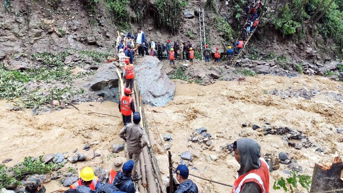 भूस्खलन के बाद उत्तरी सिक्किम से 2,400 से अधिक फंसे हुए पर्यटकों को निकाला गया, पर्यटकों को फिलहाल कोई परमिट जारी नहीं किया जाएगा: डीसी