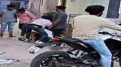 युवक को घेर लिया और उसकी बेरहमी से पिटाई कर दी