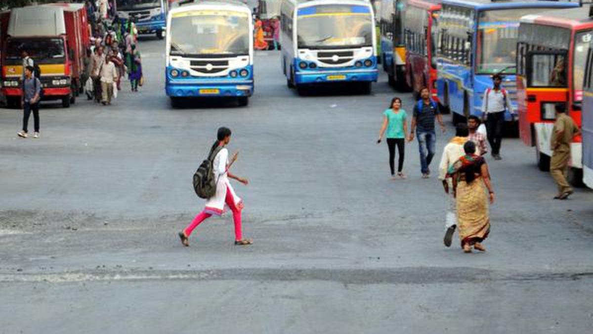 अधिकार निकाय ने कर्नाटक में नाबालिग लड़कियों के लिए मुफ्त बस यात्रा के लिए माता-पिता की सहमति की मांग की
