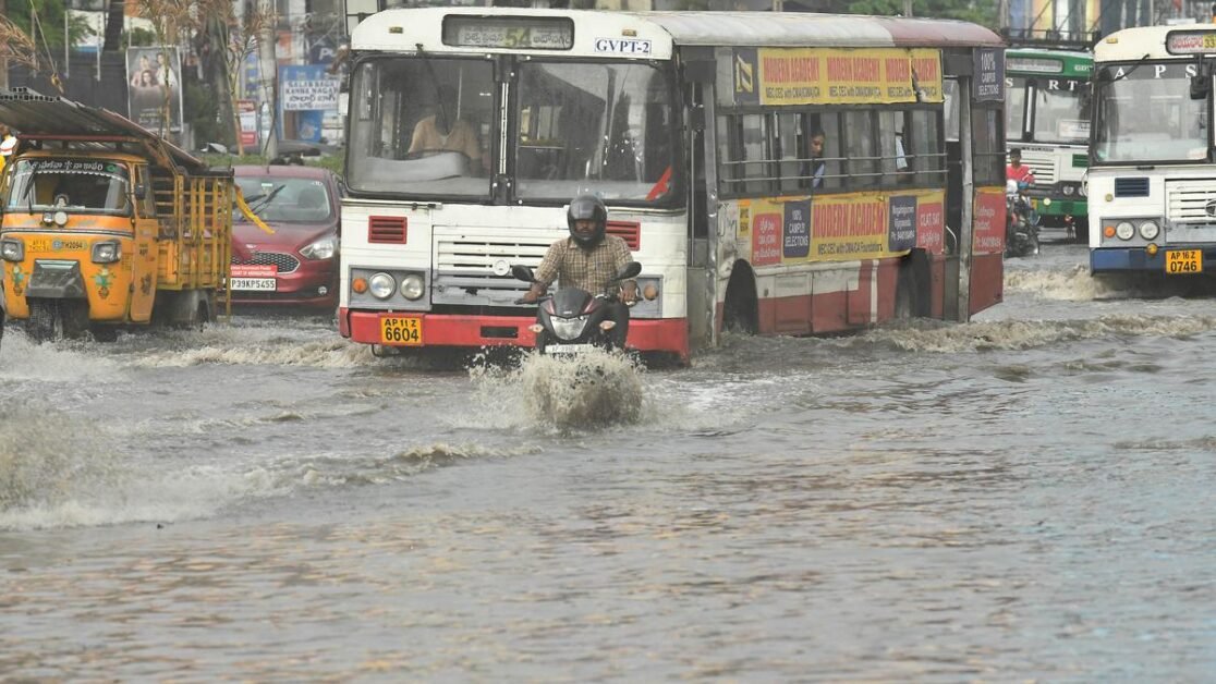 आंध्र प्रदेश में बारिश से पारा गिरा