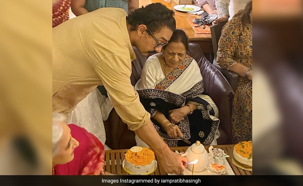 आमिर खान ने पूर्व पत्नी किरण राव, बेटी इरा और अन्य के साथ माँ का जन्मदिन मनाया
