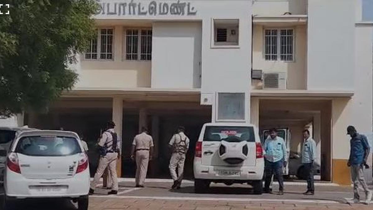 आयकर अधिकारियों ने करूर में तमिलनाडु के गिरफ्तार मंत्री सेंथिलबालाजी के परिचितों के परिसरों की तलाशी फिर से शुरू की