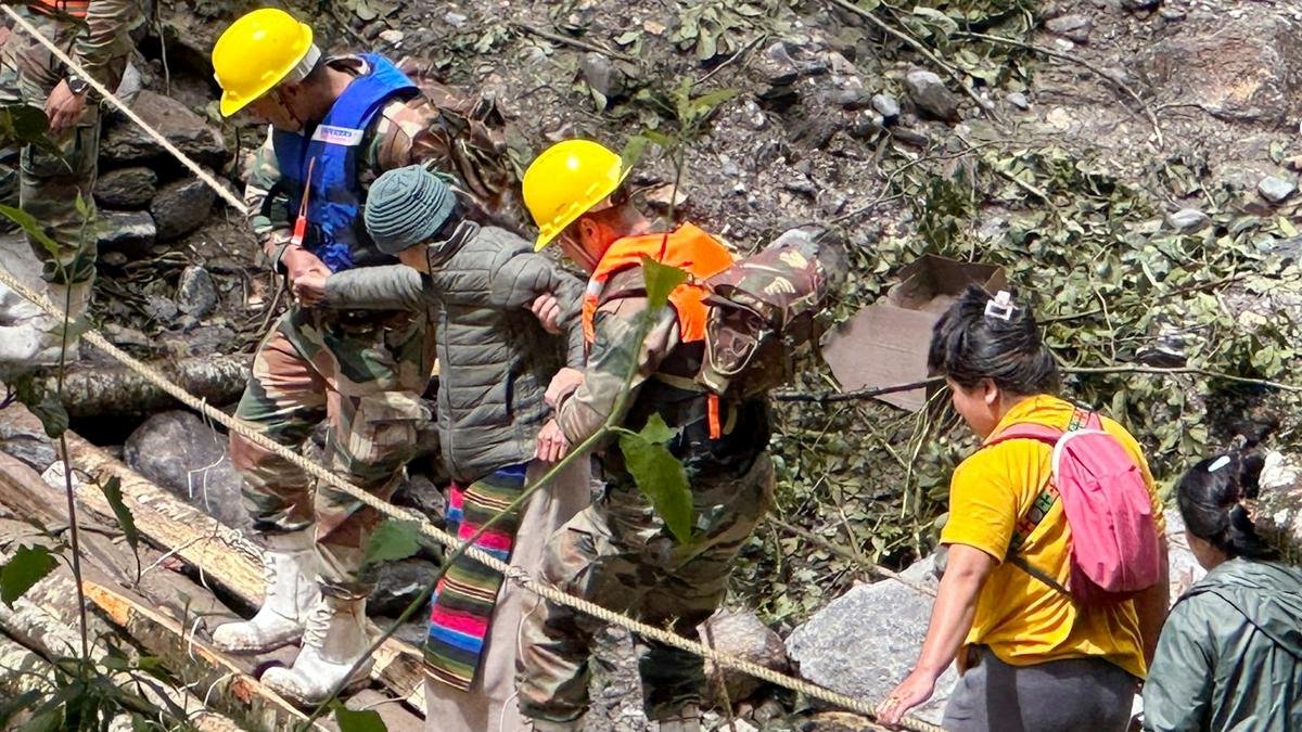 उत्तरी सिक्किम में फंसे 300 और पर्यटकों को सेना ने बचाया
