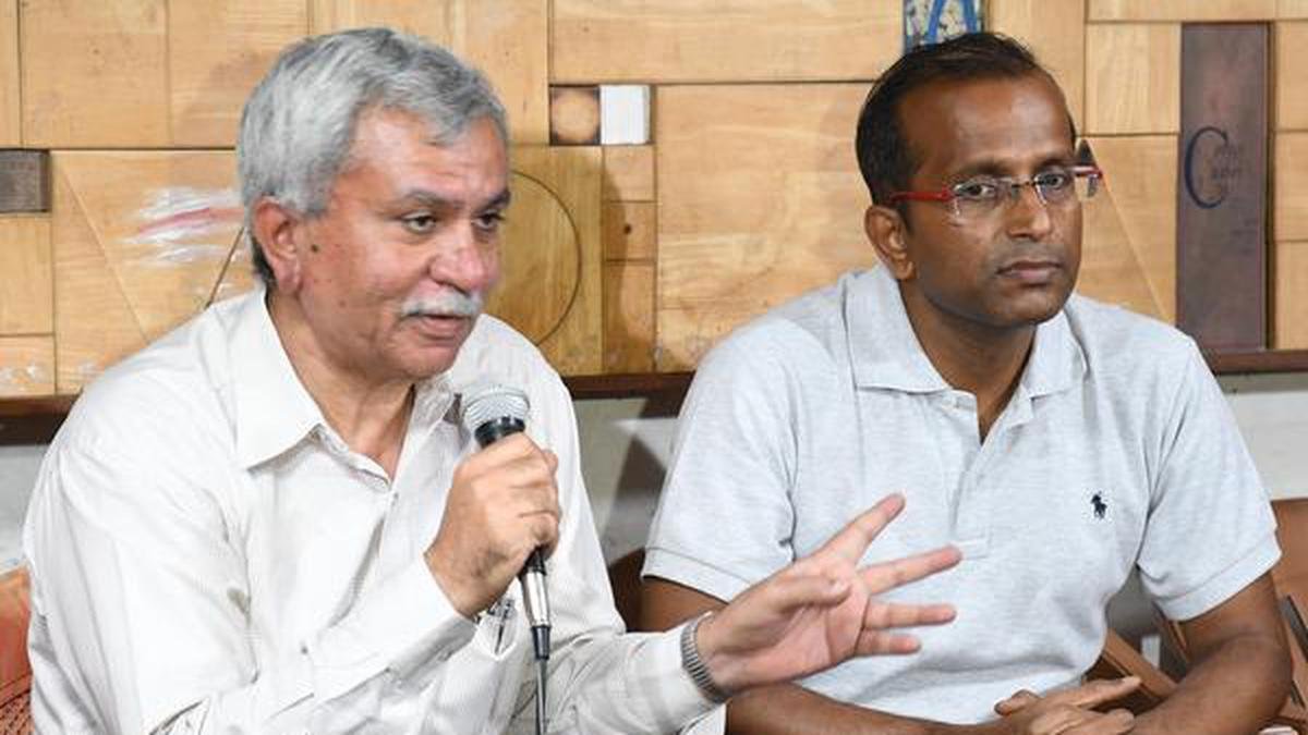 एडीआर पार्टियों के खिलाफ उनके द्वारा मैदान में उतारे गए उम्मीदवारों के आपराधिक अतीत को प्रकाशित करने में विफल रहने के लिए कार्रवाई की मांग करता है