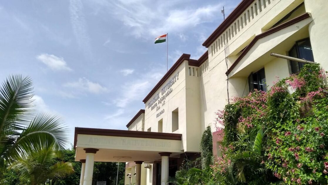 एसीबी और विजिलेंस की टीमों ने तेलंगाना यूनिवर्सिटी में मारा छापा