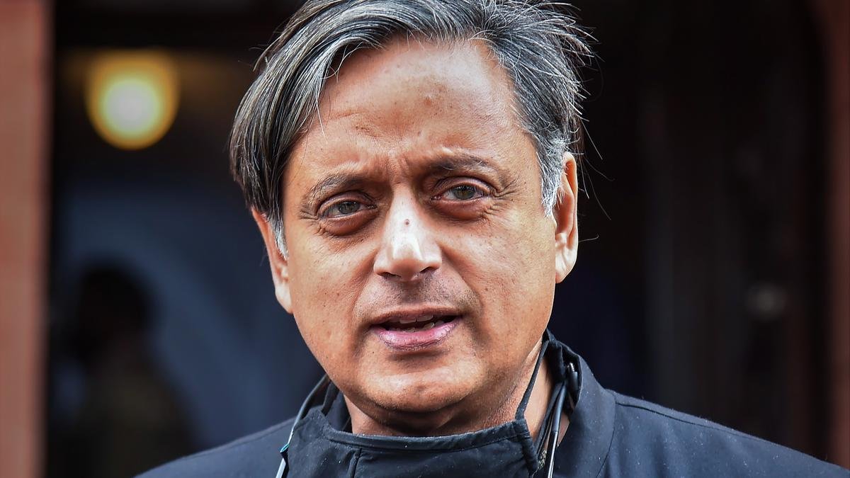 कांग्रेस ने नेहरू की योग करते हुए, शीर्षासन करते हुए फोटो शेयर की
