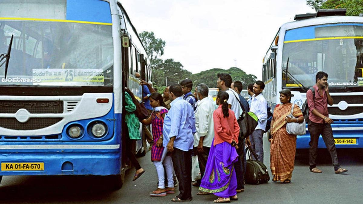 कार्यकर्ता कर्नाटक में महिलाओं से मुफ्त बस यात्रा के लिए स्मार्ट कार्ड के लिए आवेदन करने का विरोध करते हैं