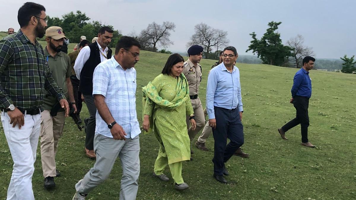 केंद्रीय मंत्री मीनाक्षी लेखी ने कश्मीर विश्वविद्यालय का दौरा किया, इतिहास पर 'नए दृष्टिकोण, पूर्ण कथा' का आह्वान किया