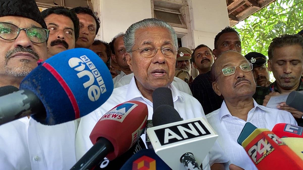 केरल के मुख्यमंत्री पिनाराई विजयन ने लोगों को डेंगू, लेप्टोस्पायरोसिस से सावधान रहने की सलाह दी है