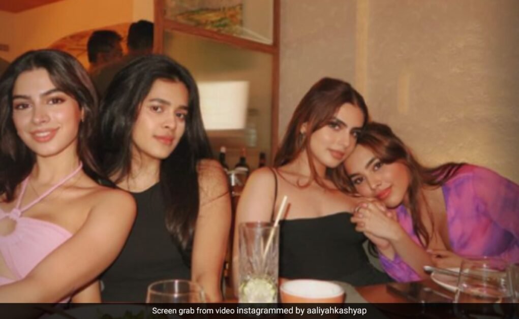 खुशी कपूर और दोस्तों के साथ आलिया कश्यप की नई सगाई हुई
