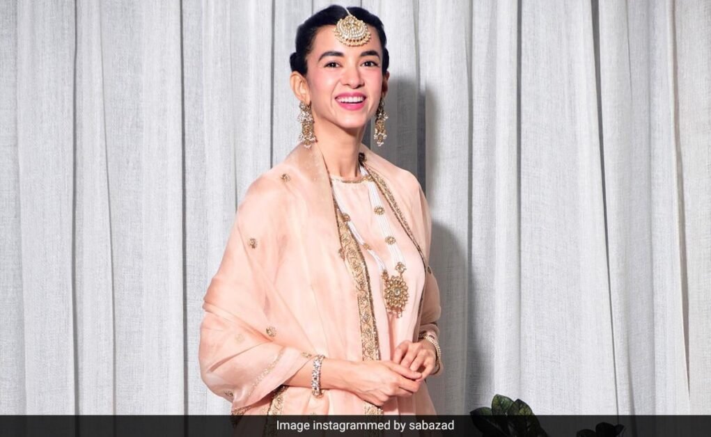 गर्लफ्रेंड सबा आज़ाद की नई तस्वीरों पर ऋतिक रोशन ने अपनी प्रतिक्रिया एक शब्द में दी