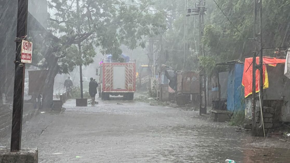 चक्रवात बिपरजोय से प्रभावित लोगों की मदद करें: केजरीवाल आप कार्यकर्ताओं से