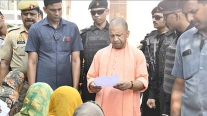 मुख्यमंत्री योगी आदित्यनाथ ने जनता दर्शन में लोगों की समस्याएं सुनीं