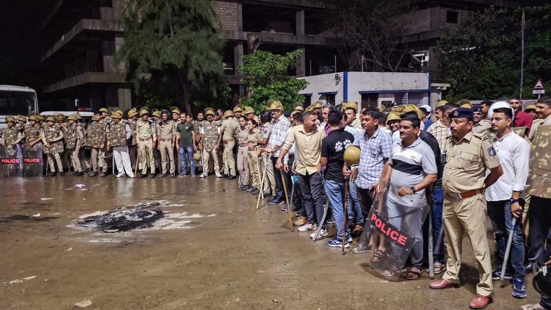जूनागढ़ में अतिक्रमण विरोधी अभियान के दौरान भीड़ के पथराव में एक की मौत, एक पुलिसकर्मी घायल