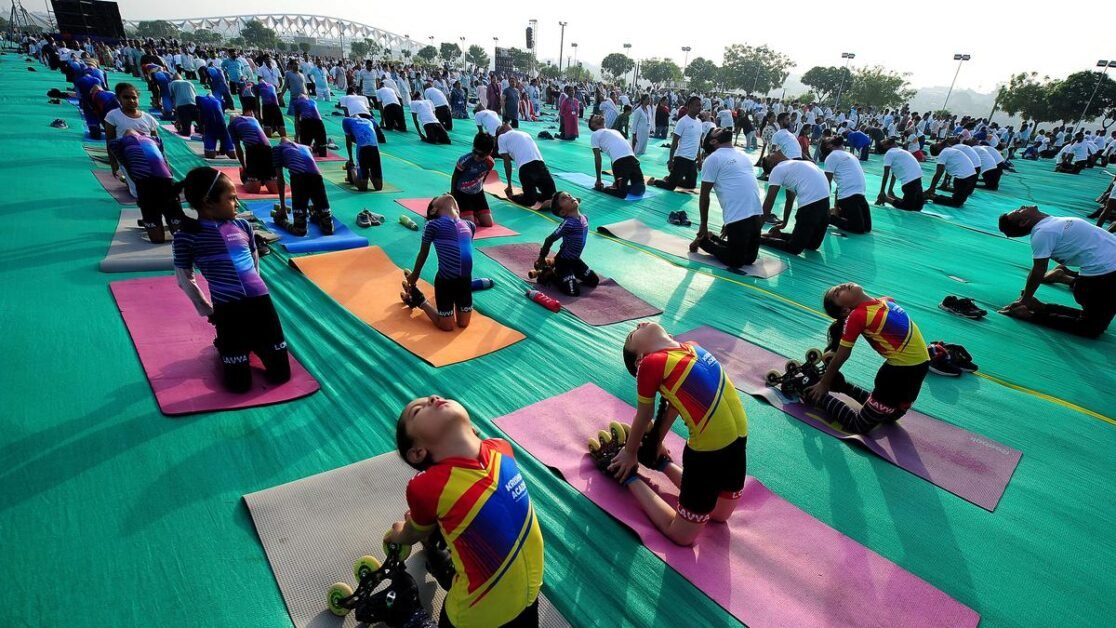 पश्चिम बंगाल के राज्यपाल सीवी आनंद बोस ने कोलकाता में अंतर्राष्ट्रीय योग दिवस समारोह में भाग लिया