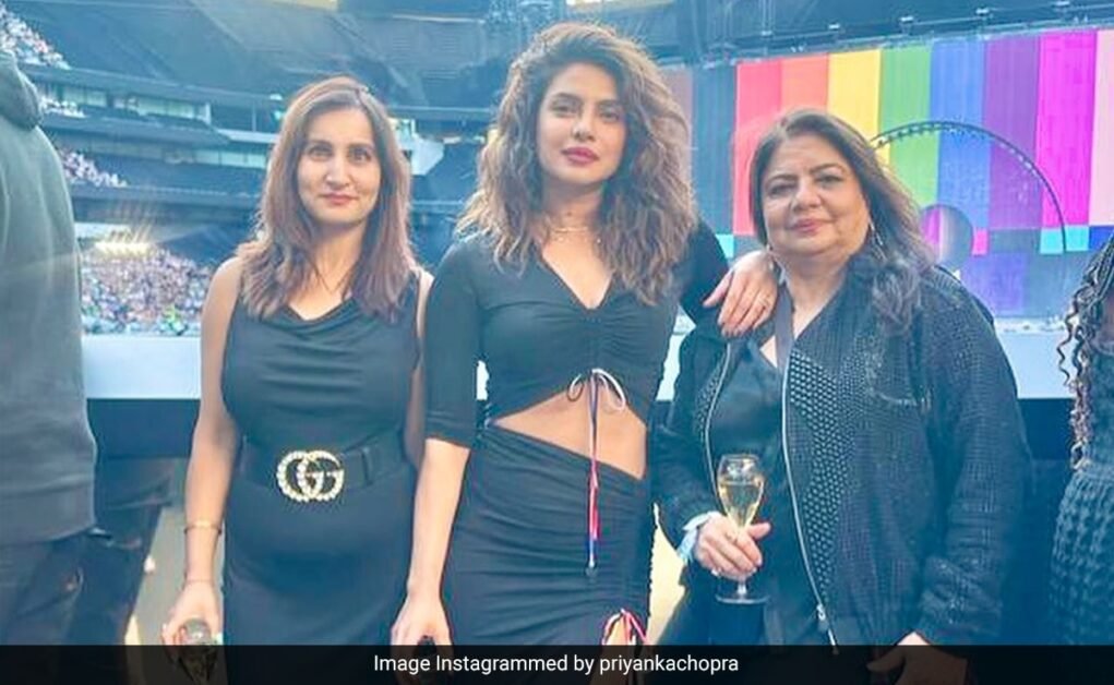 बियॉन्से कॉन्सर्ट में प्रियंका चोपड़ा अपनी 'मेन गर्ल्स' - मॉम मधु और दोस्त तमन्ना के साथ