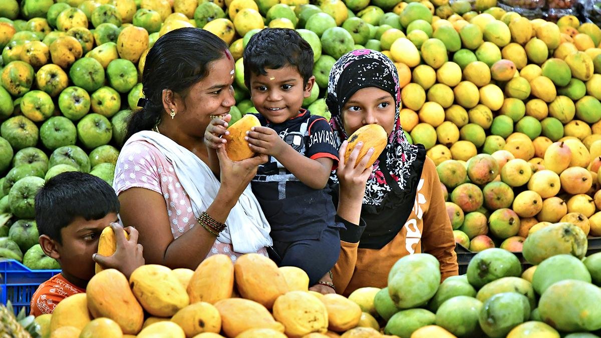 बेंगलुरु के आम मेले में कुछ आगंतुक, किसान प्रचार की कमी को दोष देते हैं