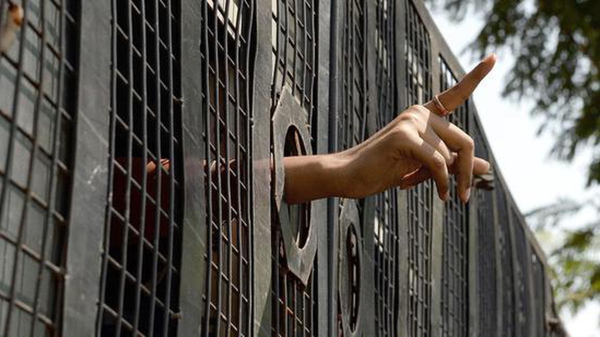 बेंगलुरु में एनडीपीएस मामले में डॉक्टर को फंसाने के आरोप में 2 पुलिसकर्मी निलंबित