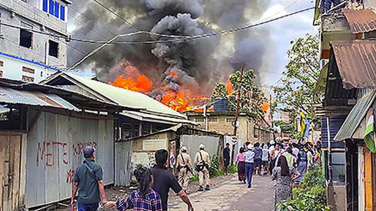 मणिपुर में भीड़ ने केंद्रीय मंत्री आरके रंजन सिंह के घर में तोड़फोड़ की