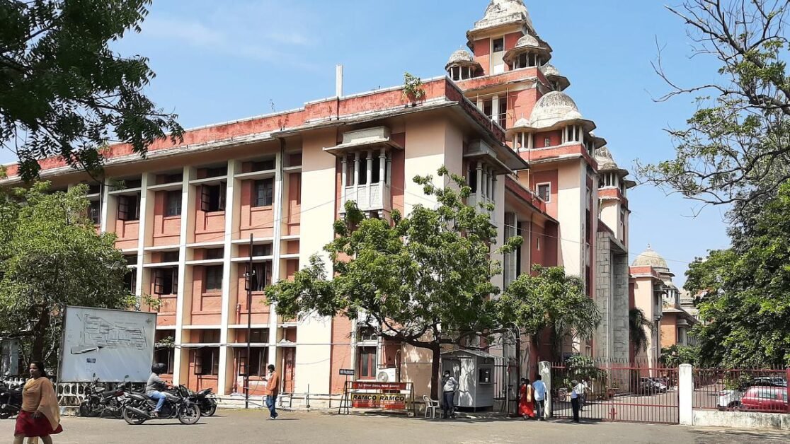 मद्रास विश्वविद्यालय पेंशन फंड से वेतन का भुगतान करता है