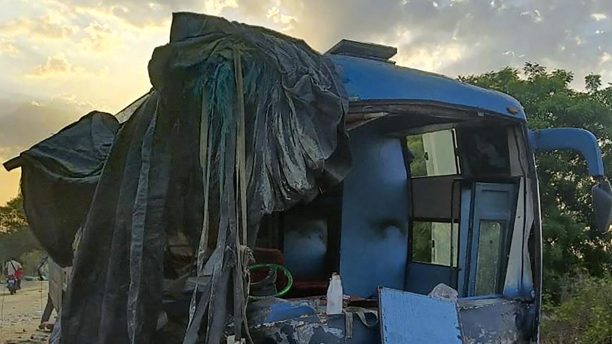 मध्य प्रदेश में बस पलटने से दो लोगों की मौत, 35 घायल
