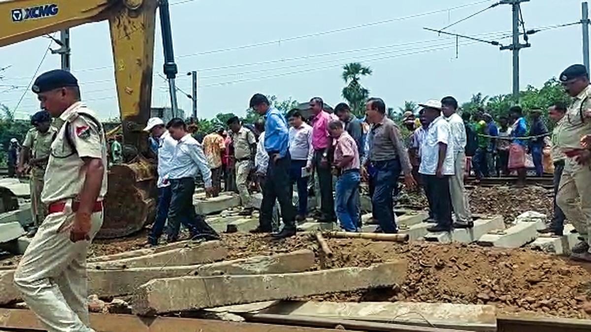 मॉर्निंग डाइजेस्ट |  सीबीआई टीम ने बालासोर दुर्घटनास्थल पर साक्ष्य जुटाए;  केंद्र मणिपुर में अतिरिक्त सैनिकों को भेजता है क्योंकि संकट बढ़ जाता है, और बहुत कुछ