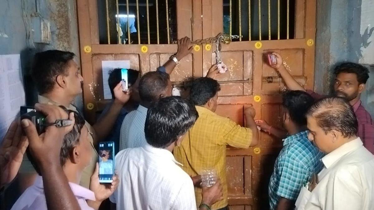 राजस्व अधिकारियों ने मंदिर में प्रवेश पर विवाद के बाद विल्लुपुरम में द्रौपदी अम्मन मंदिर को सील कर दिया