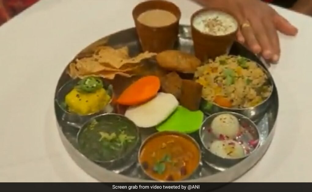 वीडियो: प्रधानमंत्री की अमेरिका यात्रा से पहले न्यूजर्सी के रेस्तरां ने लॉन्च की 'मोदी जी' थाली