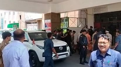 संजीव जीवा हत्याकांड: घायल बच्चे से मिलने ट्रॉमा पहुंचे सीएम योगी.